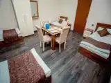 Кровать в общем номере с красивым видом из окна