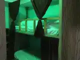 Кровать в общем номере с красивым видом из окна