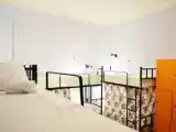 Кровать в общем номере с балконом