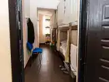 Кровать в общем номере с красивым видом из окна