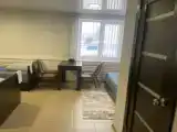 Кровать в общем номере с видом на город