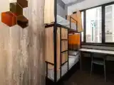Кровать в общем номере с видом на город