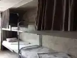 Кровать в общем номере (мужской номер) с видом на внутренний двор