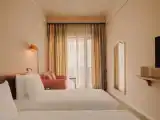 Трёхместный номер Deluxe с балконом и с видом на горы
