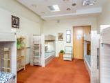 Кровать в общем номере (женский номер) с красивым видом из окна