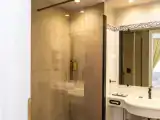Трёхместный люкс с балконом и с частичным видом на море