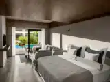Студия Swim Up с видом на сад