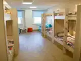 Кровать в общем номере с красивым видом из окна