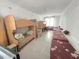 Кровать в общем номере с видом на внутренний двор