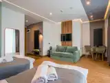 Четырёхместный номер Deluxe с балконом и с видом на горы