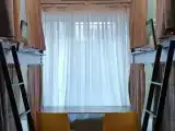 Кровать в общем номере с видом на город
