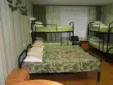 Кровать в общем номере с красивым видом из окна