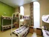 Кровать в общем номере с красивым видом из окна