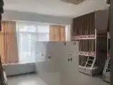 Кровать в общем номере с красивым видом из окна