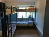 Кровать в общем номере с красивым видом из окна