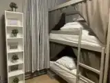 Кровать в общем номере с красивым видом из окна