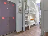 Кровать в общем номере (мужской номер) с видом на город