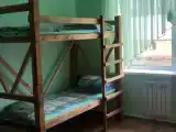 Кровать в общем номере с красивым видом из окна