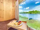 Двухместный домик Вишня с панорамным окном с видом на озеро