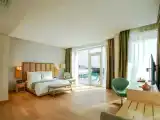 Premium Pool room Wellcation Program с балконом