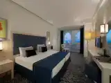 Двухместный номер Superior с балконом и с частичным видом на море