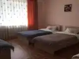 Кровать в общем номере (мужской номер) с красивым видом из окна