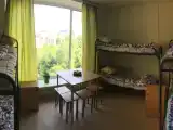 Кровать в общем номере с балконом и с красивым видом из окна