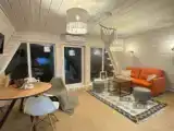 Шестиместный коттедж с балконом