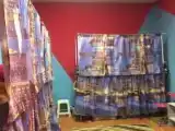 Кровать в общем номере с красивым видом из окна