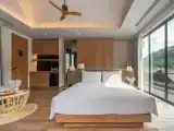 Лофт с гидромассажной ванной с балконом и с красивым видом из окна