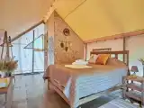 Тент с балконом и с красивым видом из окна