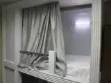 Кровать в общем номере (мужской номер) с красивым видом из окна