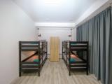 Кровать в общем номере с красивым видом из окна
