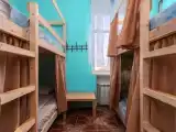 Кровать в общем номере с видом на город