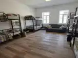 Кровать в общем номере с видом на город