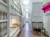 Кровать в общем номере с видом на город