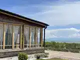 Кровать в общем номере с красивым видом из окна