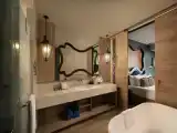Двухместный люкс Deluxe с доступом в бассейн с балконом и с видом на море