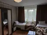 Кровать в общем номере с красивым видом из окна