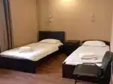 Кровать в общем номере с видом на город