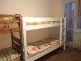 Кровать в общем номере (мужской номер) с балконом и с красивым видом из окна