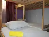 Кровать в общем номере (мужской номер) с красивым видом из окна