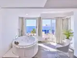 Номер Honeymoon с балконом и с видом на море