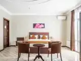 Трёхместный люкс с балконом и с видом на город