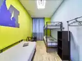 Кровать в общем номере (мужской номер) с видом на город