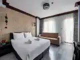 Трёхместный номер Deluxe с балконом и с частичным видом на море
