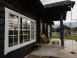 Шестиместный коттедж с красивым видом из окна