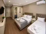 Шестиместный семейный люкс с балконом и с красивым видом из окна