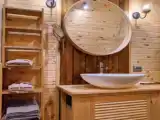 Коттедж с балконом и с красивым видом из окна