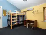 Кровать в общем номере (мужской номер) с красивым видом из окна